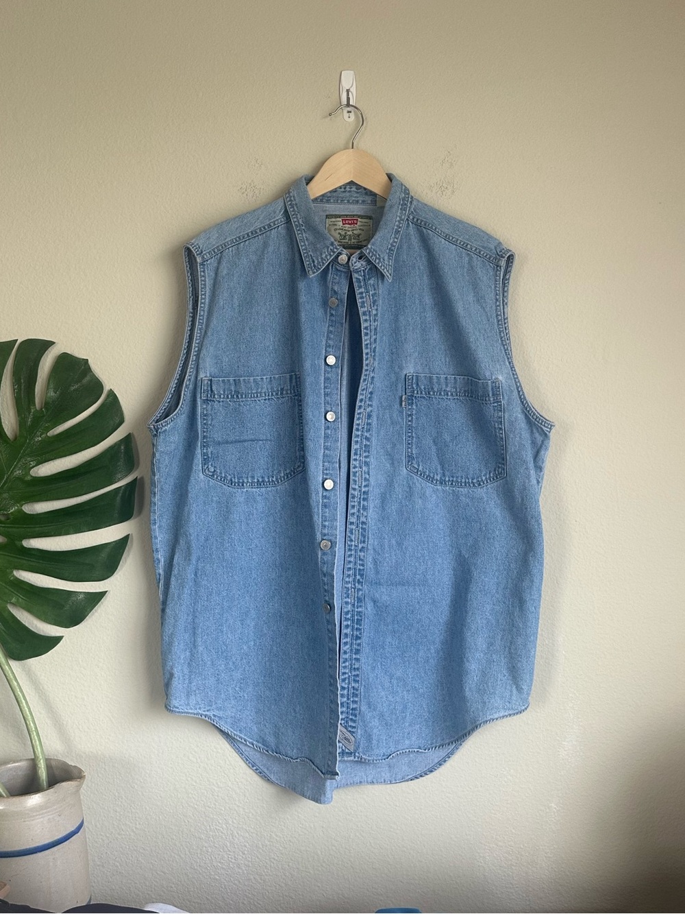 Vintage 90’s Levi’s Mens Silver Tab Denim Sleeveless Button Down Shirt
